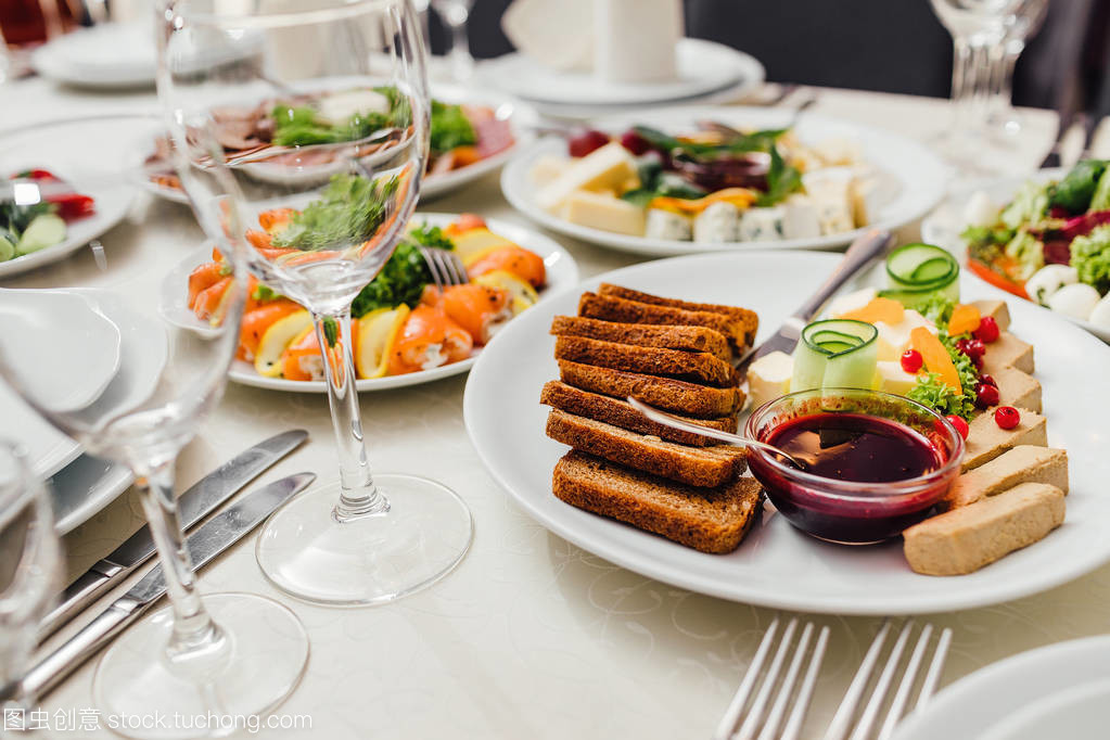 完美聚會前奏 餐飲服務、銀器與玻璃高腳杯的精細準備